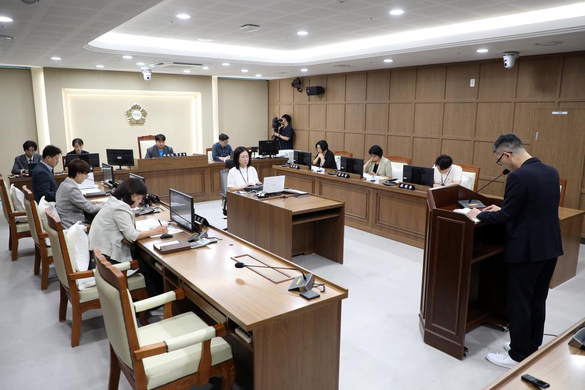 -20일 수원시의회 기획경제위원회가 주요업무 추진실적 보고를 청취하고 있는 모습. (사진 = 수원시의회)