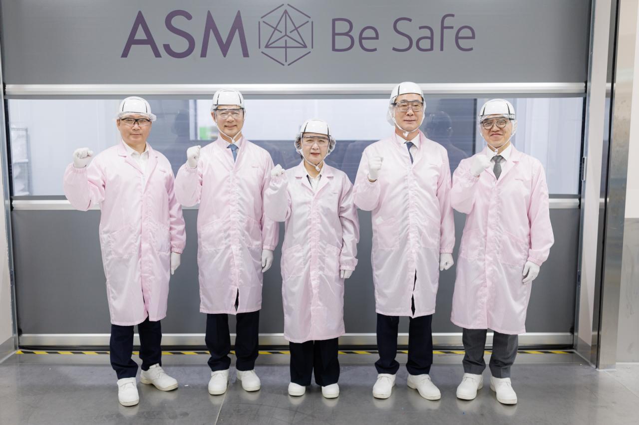 -21일 오전 경기도 화성특례시 ASM 화성캠퍼스에서 추미애 경기도지사, 정명근 화성시장, 이영석 ASM코리아 대표이사가 클린룸 확인 후 기념촬영을 하고 있다. (사진 = 경기도)