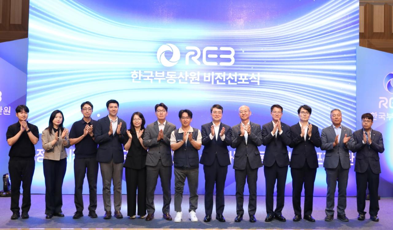 -7월 20일 한국부동산원 본사에서 비전 선포식을 진행하고 이헌욱 한국부동산원 원장과 함께 임직원들이 기념촬영을 찍고 있다. (사진 = 한국부동산원)