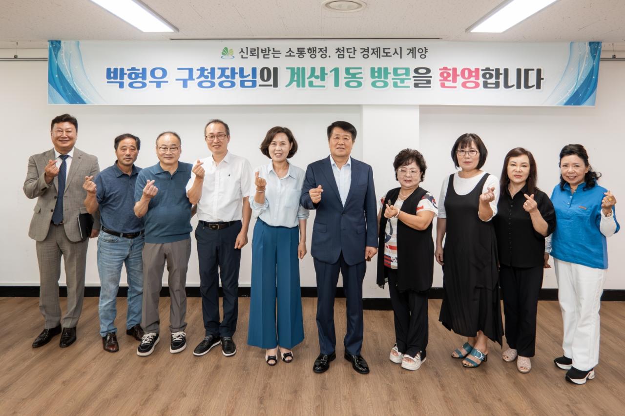 -계양구의회, 구청장이 동방문 현장 동행 후 기념촬영을 하고 있다. (사진 = 계양구의회)