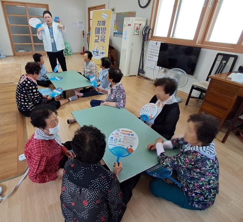 -강진군 치매안심센터가 치매어르신 건강관리를 하고 있다. (사진 = 강진군)