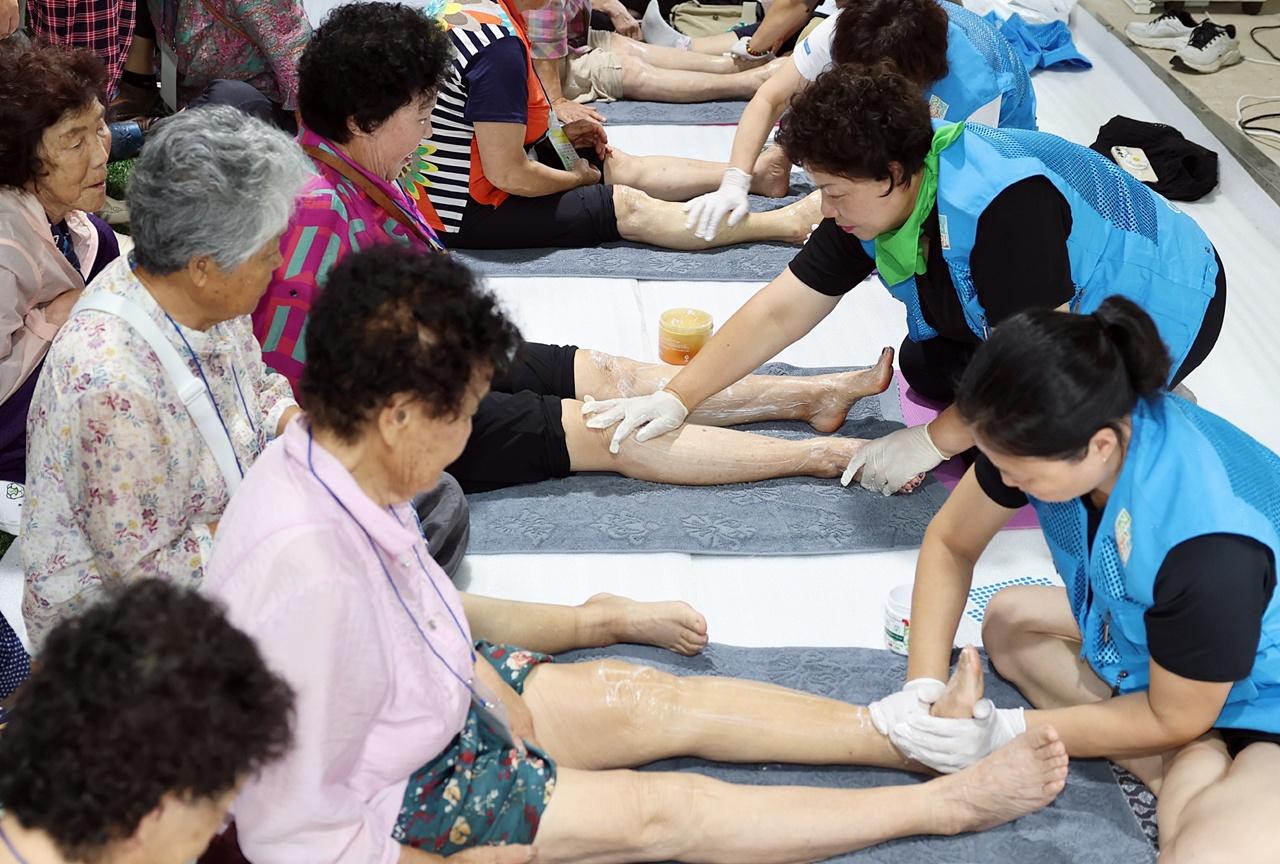 -강진군이 최근 병영면을 찾아 제111회 희망나눔사업을 펼치고 있다. (사진 = 강진군)