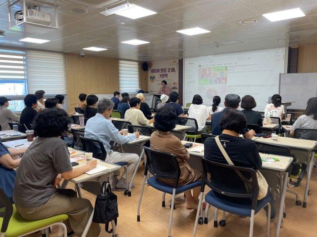 -희망도서관 영화와 미술을 접목한 천문학 프로그램 운영 (사진 = 광양시청)
