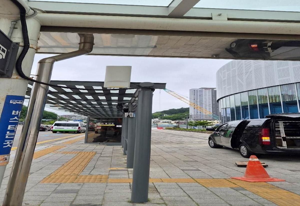-강릉시가 노후 공공 와이파이 전면 개선 작업에 들어간 모습. (사진 = 강릉시)