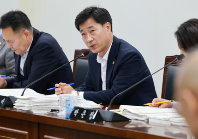-전남광주통합특별시의회 서영배 의원 전남광주통합특별시 교육지원청 소관 업무보고에서 질의하고 있다 (사진 = 전남광주통합특별시의회)