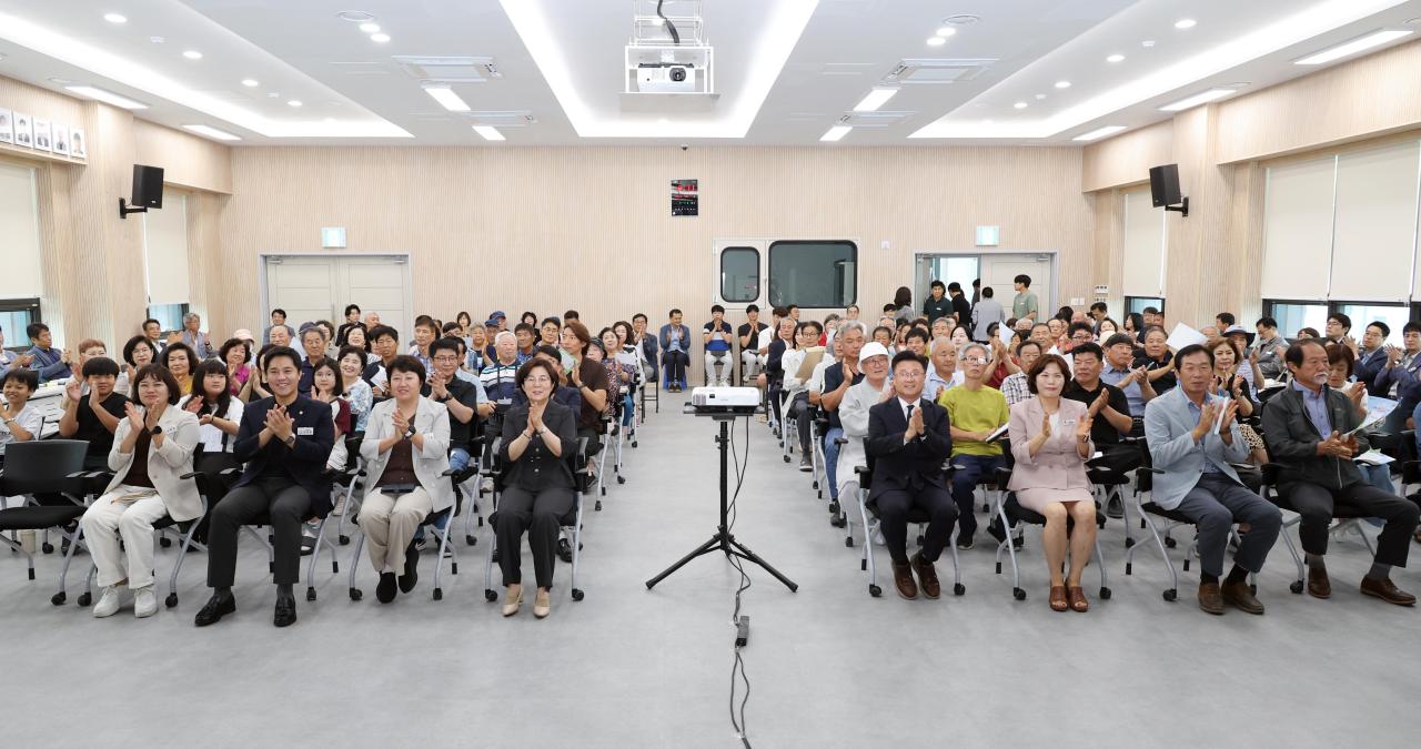 -김보라 시장이 삼죽면에서 진행된 2026년 하반기 정책공감토크 가운데 참석한 주민 및 초등학생들과 기념촬영을 하고 있다. (사진 = 안성시)