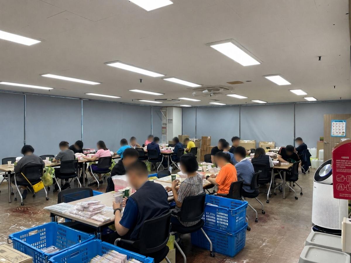 -안산내일장애인보호작업장에서 편지봉투 제작 작업을 하고 있다. (사진 = 안산시)
