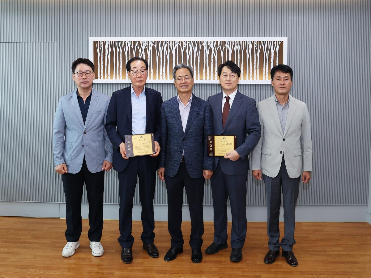 -영양군은 22일 2026년 경상북도 지방세 성실납세자로 선정된 지에스풍력발전과 영양레미콘에 경북 도지사 표창패를 전달했다. (사진 = 영양군)