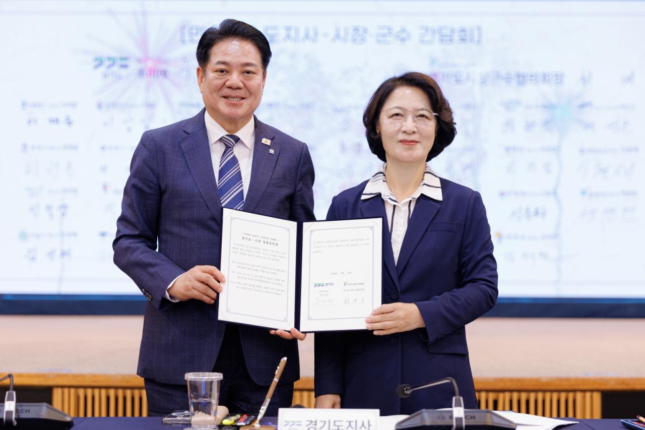 -22일 오전 수원특례시 경기도경제과학진흥원 광교홀에서 열린 민선9기 도지사-시장·군수 간담회에서 추미애 경기도지사가 최대호 경기도시장군수협의회장과 공동선언문 서명 후 기념촬영을 하