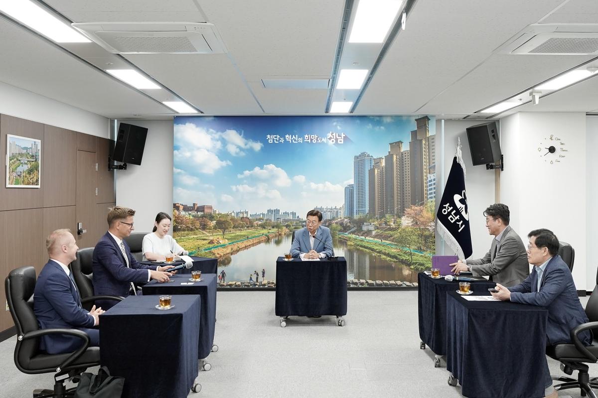 -신상진 성남시장(가운데)이 22일 시청 제1회의실에서 마르친 미에진스키 브로츠와프시 교육국 부국장(왼쪽에서 두번째)과 환담하고 있다. (사진 = 성남시)