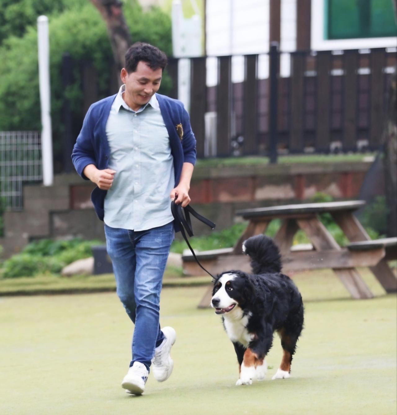 -이찬종 이삭교육센터 소장이 반려견을 훈련하는 모습. (사진 = 이삭교육센터)
