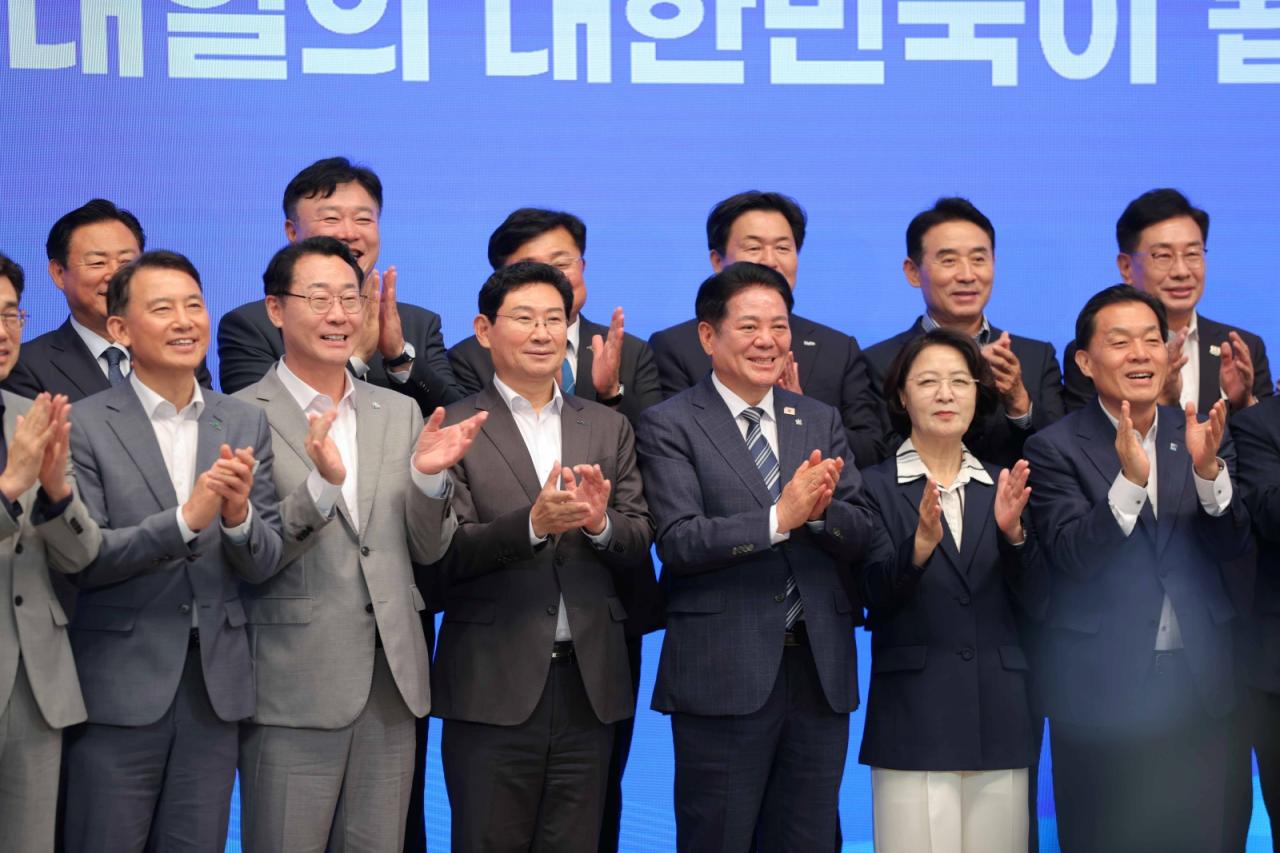 -이상일 용인특례시장이 22일 ‘민선 9기 도지사-시장·군수 간담회’에서 추미애 지사, 시군 단체장들과 기념사진 촬영을 하고 있다. (사진 = 용인특례시)