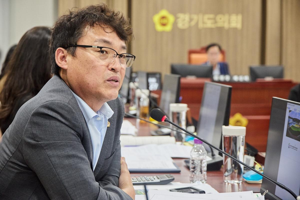 -이종춘 경기도의원이 의회에서 질의하는 모습. (사진 = 경기도의회)