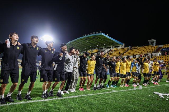-충남아산과 경기후 전남드래곤즈 선수단 (사진 = 전남드래곤즈)