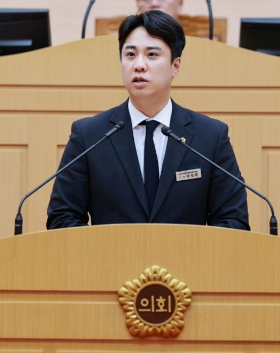 -이석주 의원이 여수 웅천지구 등 신도심의 교육 정주여건 부실을 지적하고 과밀·과소 학급 해소를 위한 교육 자산 재배치를 촉구했다. (사진 = 특별시의회)