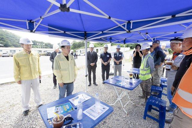 -구충곤 광양경자청장 선월하이파크단지 현장을 찾아 폭염 대응 관리 실태 점검 하고 있다 (사진 = 광양만권경제자유구역청)
