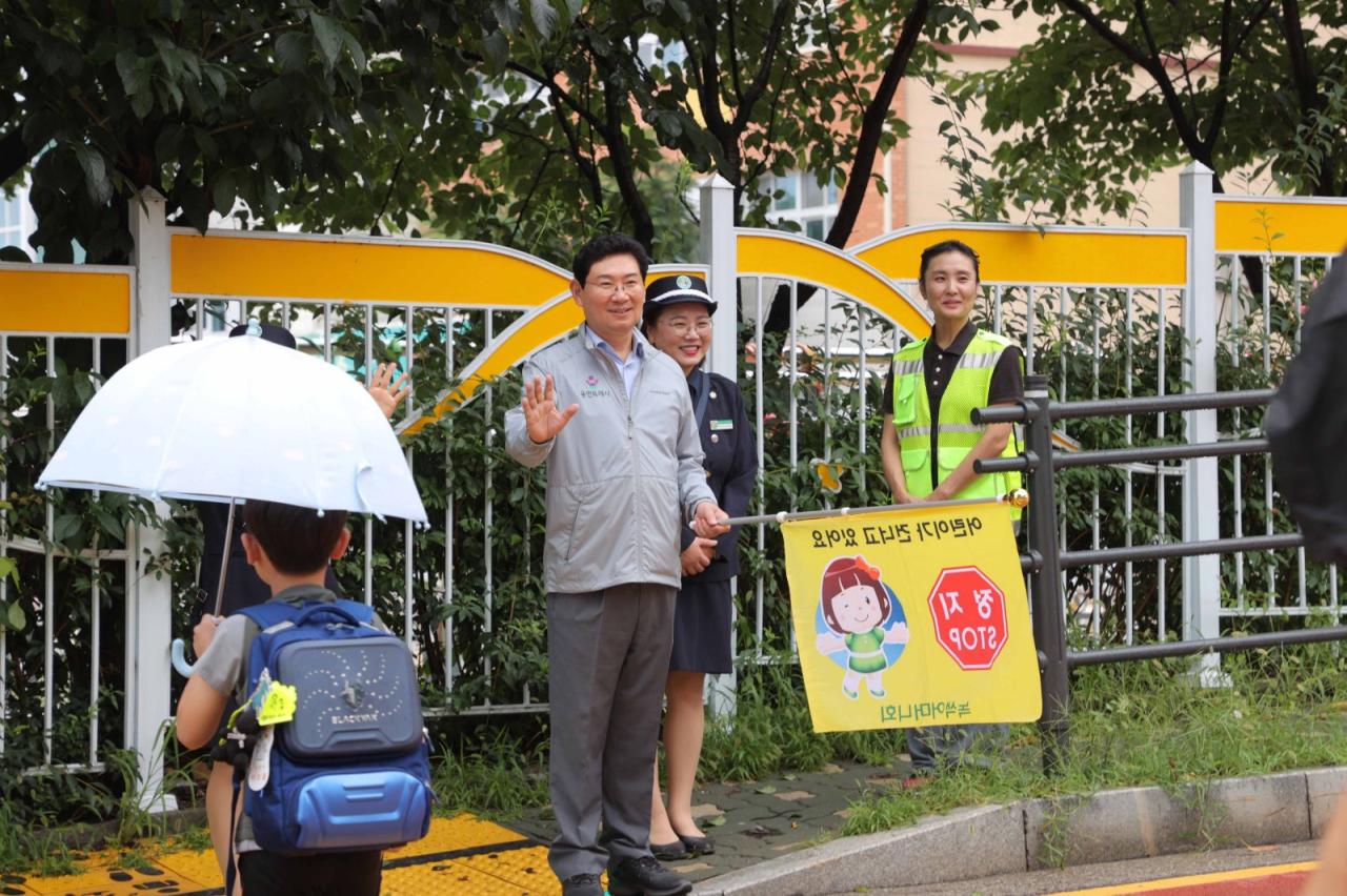 -이상일 용인특례시장이 처인구 모현읍에 있는 왕산초등학교에서 교통지도봉사 활동을 하고 있다. (사진 = 용인특례시)
