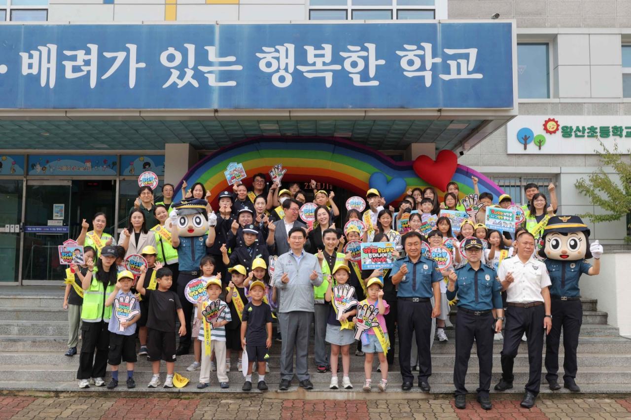 -이상일 용인특례시장이 왕산초등학교 교통지도봉사 후 학생들 및 참여한 관계자들과 함께 기념촬영을 하고 있다. (사진 = 용인특례시)