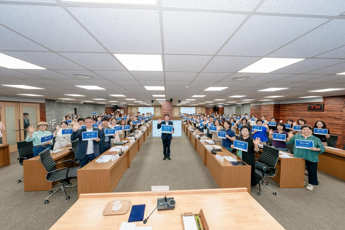 -22일 조용호 오산시장(가운데)와 시민추진단이 기념촬영을 하는 모습. (사진 = 오산시)