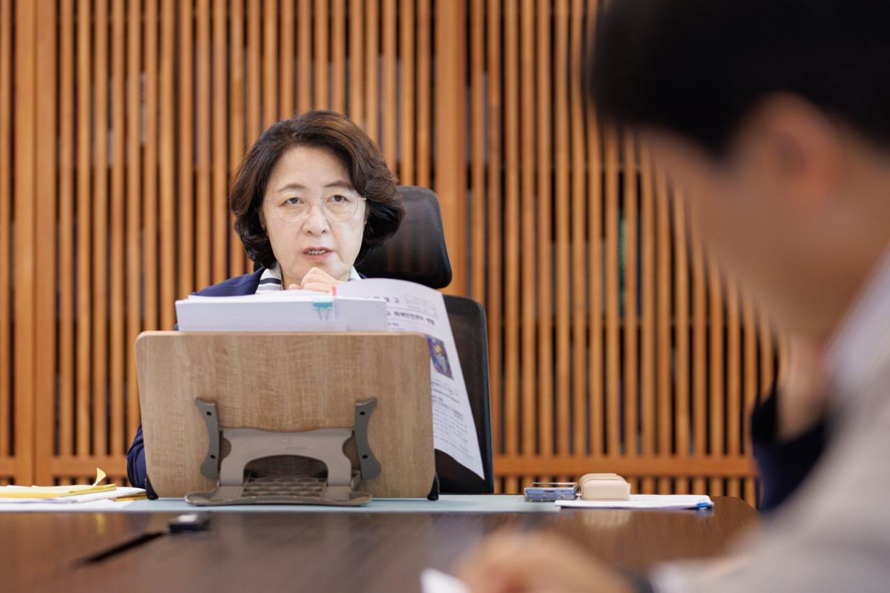 -22일 오후 경기도청 집무실에서 진행된 물류창고 화재안전 강화 전략 회의에서 추미애 경기도지사가 발언을 하고 있다. (사진 = 경기도)