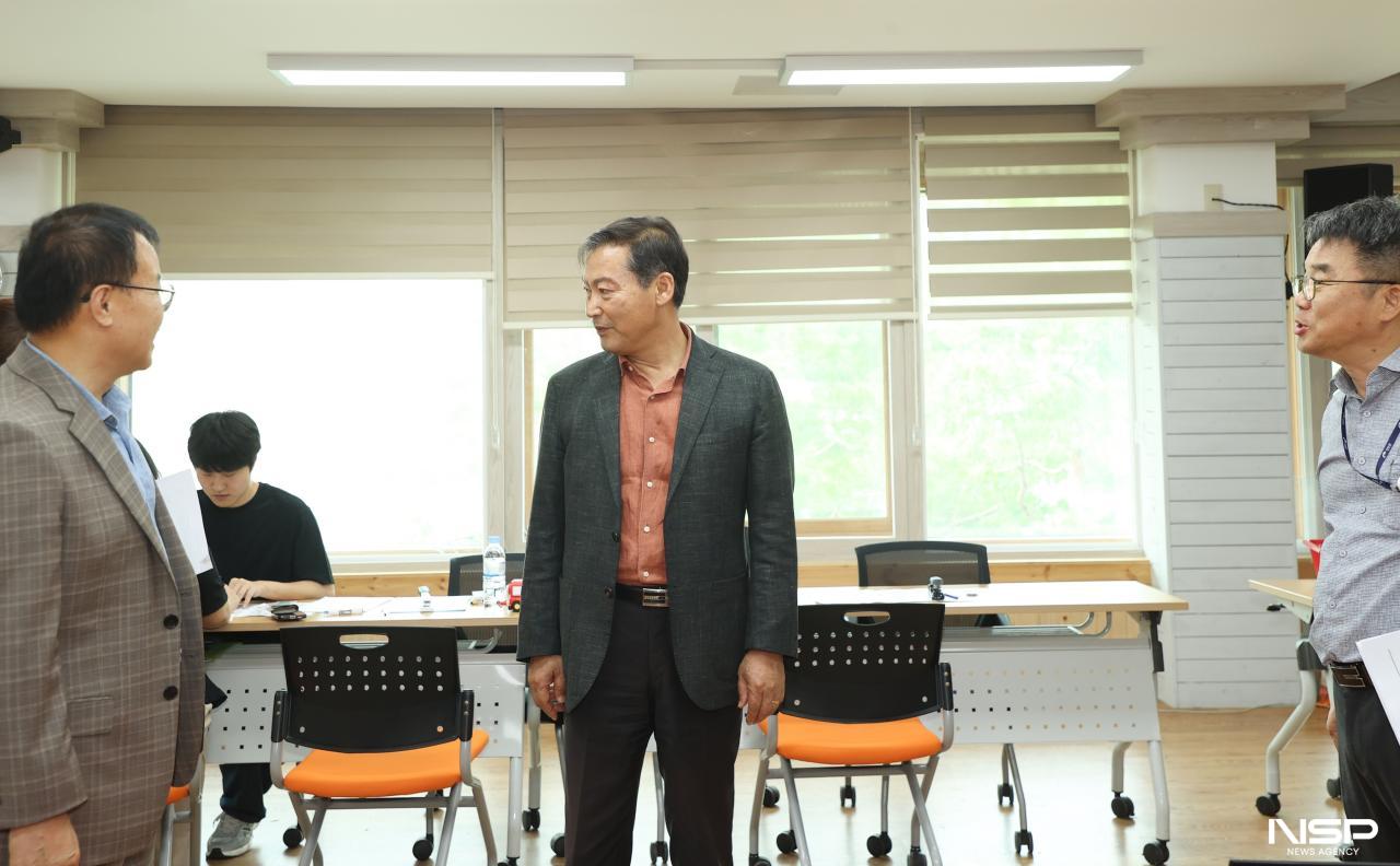 -전춘성 진안군수가 기본소득 접수 현장을 둘러보고 있다 (사진 = 진안군)