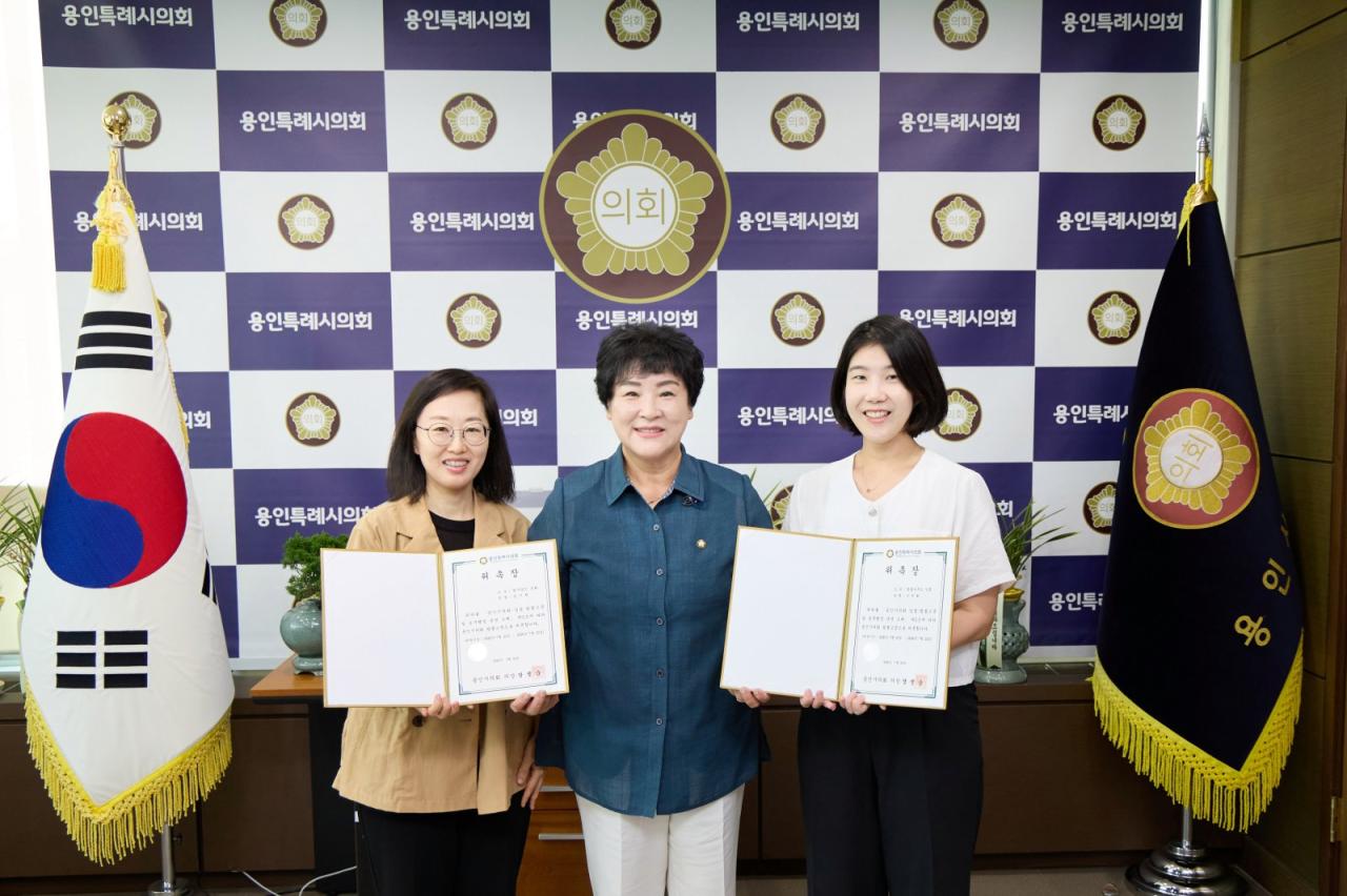-왼쪽부터 심지현 법무법인 선화 변호사, 장정순 의장, 이정화 법률사무소 강물 변호사. (사진 = 용인특례시의회)