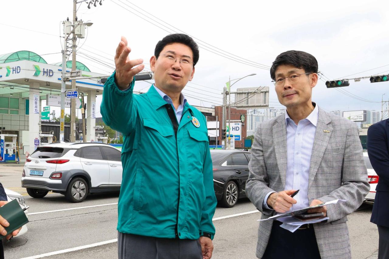 -이상일 시장이 23일 기흥구 보라동 한국민속촌입구삼거리를 찾아 현장을 점검하고 있다. (사진 = 용인특례시)