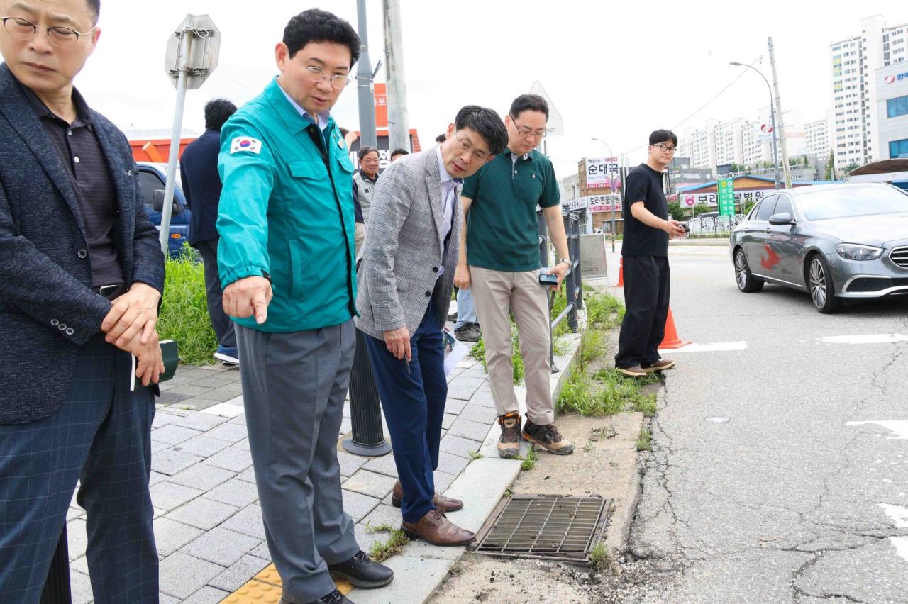 -이상일 시장이 23일 기흥구 보라동 한국민속촌입구삼거리를 찾아 현장을 점검하고 있다. (사진 = 용인특례시)