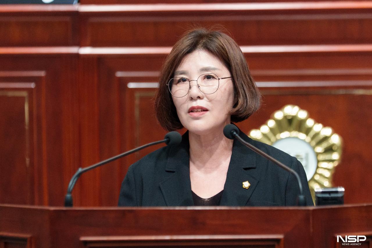 -군산시의회 강수정 의원이 23일 열린 제285회 임시회 제2차 본회의에서 5분 자유발언을 하고 있다 (사진 = 군산시의회)