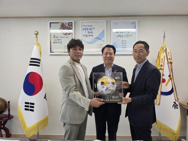 -임관식 전남드래곤즈 감독(좌), 박성현 광양시장(중앙), 송종찬 전남드래곤즈 사장(우) (사진 = 광양시청)