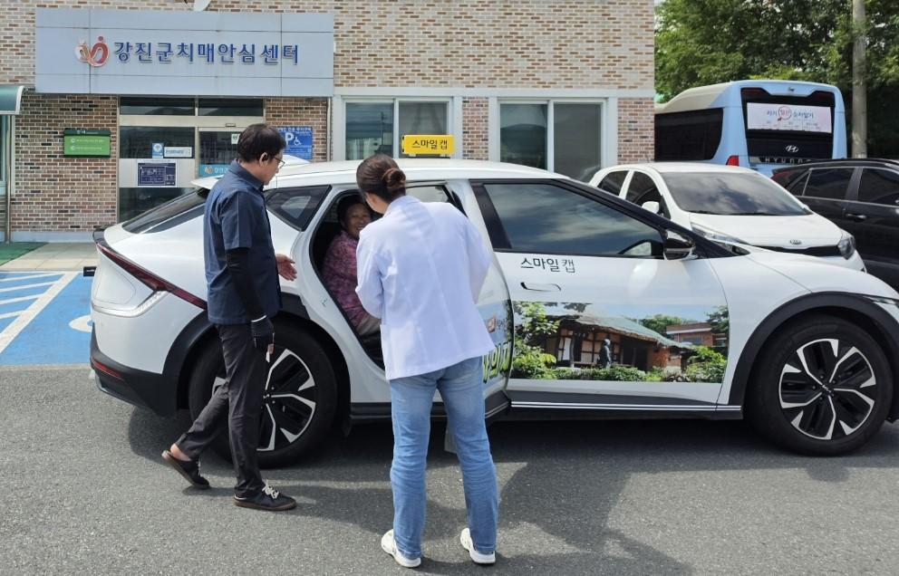 -강진군 관내 주민이 강진군치매안심센터의 치매돌봄택시를 이용하고 있다. (사진 = 강진군)