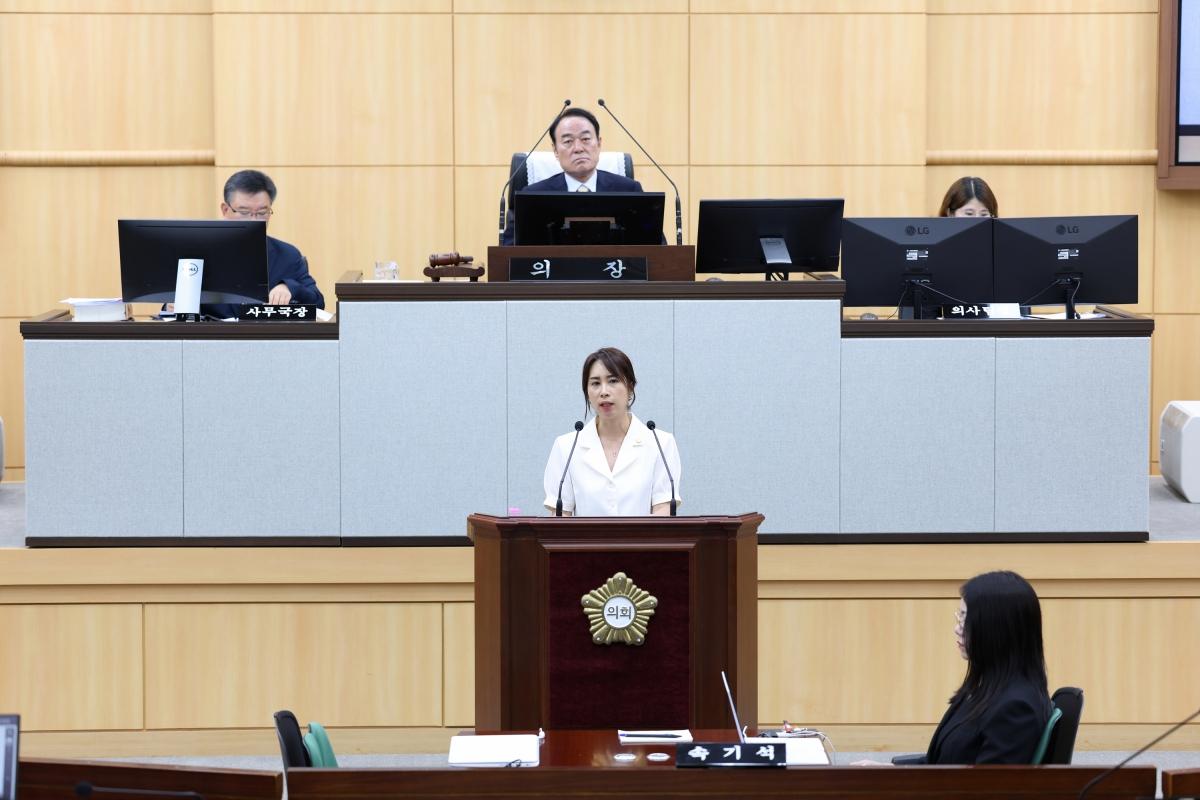 -최해국 여수시의회 의원이 제256회 임시회 제1차 본회의에서 섬박람회의 성공적인 개최를 위해 실제 관람객 방문과 입장권 구매로 이어지는 전략적인 홍보·판매 방안 마련을 촉구했다.