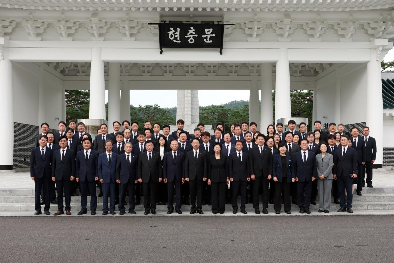 -제22대 후반기 국회의장단, 5석 이상 정당 원내대표, 상임위원장 등의 국립서울현충원 참배 참석 기념사진 (사진 = 국회의장 공보소통수석실)