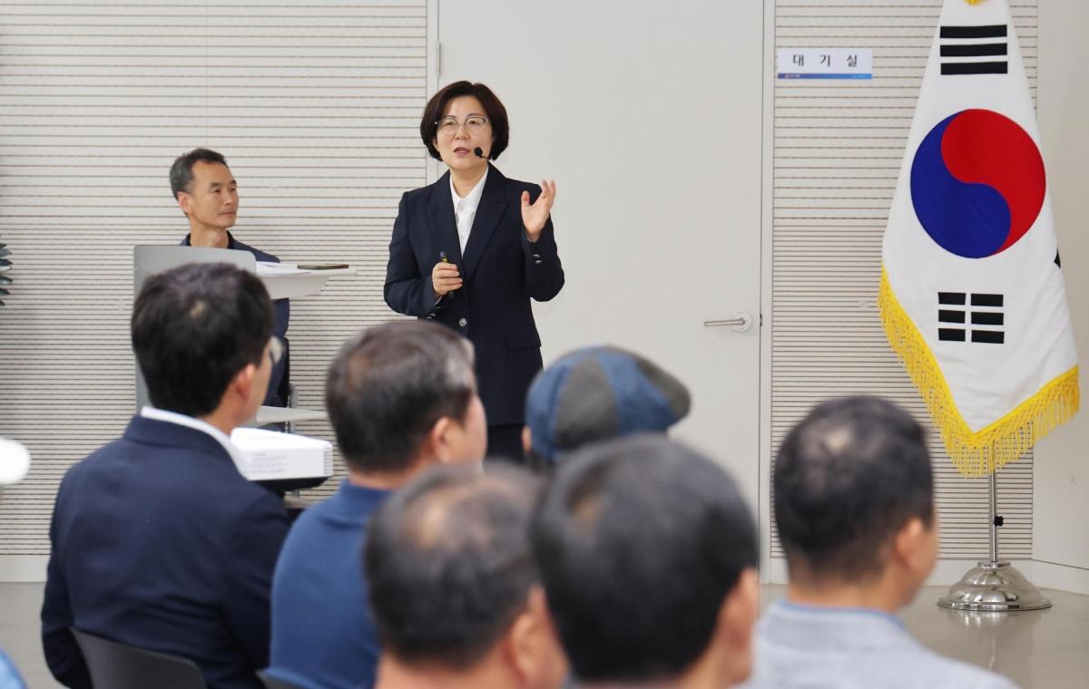 -김보라 시장이 ‘2026년 하반기 정책공감토크’ 3일 차 일정으로 23일 원곡면과 미양면 행정복지센터에서 지역 현안 및 시정 발전 방안을 논의하고 있다. (사진 = 안성시)