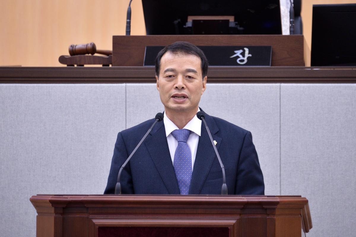 -송하진 여수시의원이 제256회 임시회에서 제9대 의회가 약속한 상생과 협치 중심의 의회 운영을 촉구했다. (사진 = 여수시의회)