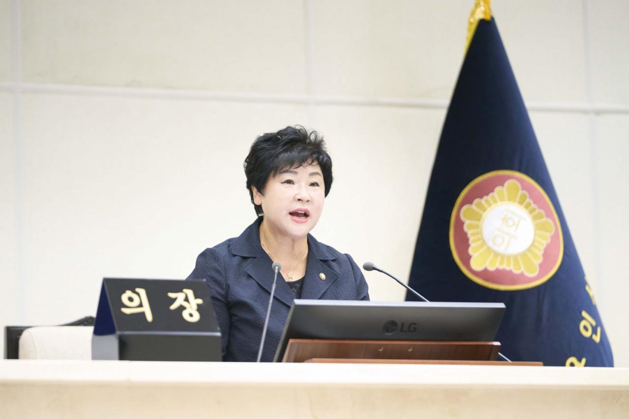 -제305회 용인특례시의회가 17개 안건 심사 처리로 임시회를 마무리 했다. 사진은 장정순 의장의 발언 모습. (사진 = 용인특례시의회)