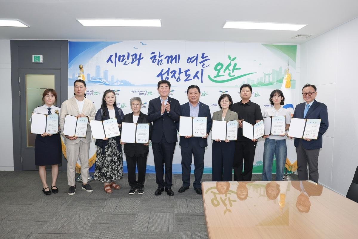 -조용호 오산시장(왼쪽 다섯번째)와 1388청소년지원단이 기념촬영을 하는 모습. (사진 = 오산시)