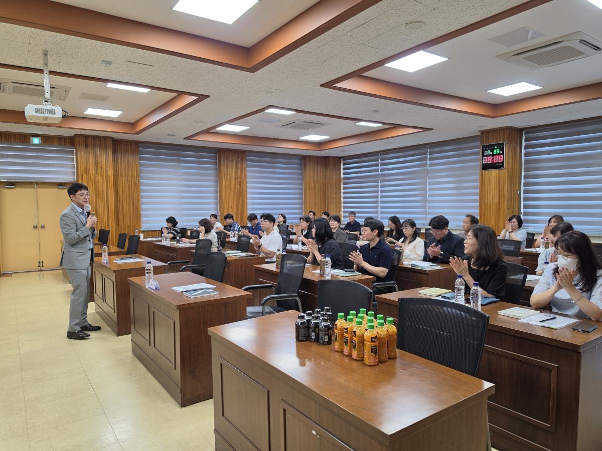 -경상북도성주교육지원청은 지난 23일 대회의실에서 관내 교감 및 행정실장을 대상으로 ‘사례를 통해 알아보는 학생맞춤통합지원의 이해와 실제’를 주제로 연수를 실시했다. (사진 = 성주