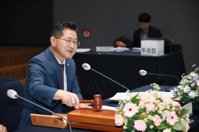 -의성군의회는 지무진 의장이 24일 청송에서 열린 경상북도 시군의회의장협의회 월례회에서 신임 의장으로 선출됐다고 밝혔다. (사진 = 의성군의회)