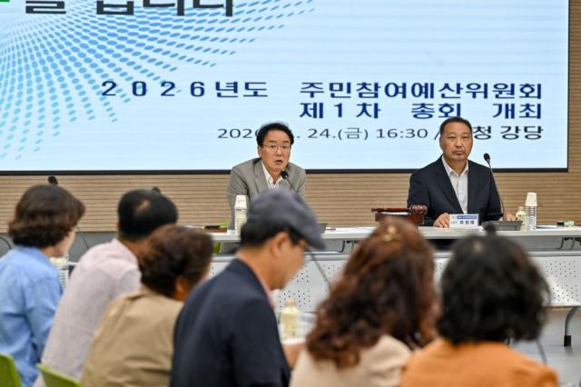 -주민참여예산위원회는 주민의견 설문조사 결과와 제안사업에 대한 소관 부서의 검토 결과를 공유하고 사업의 필요성과 타당성, 실현 가능성 등을 종합적으로 검토했다. (사진 = 영주시)