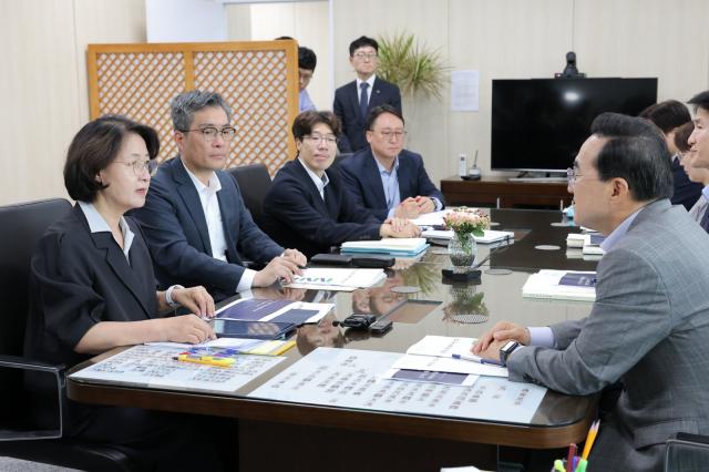 -24일 오후 서울 한국재정정보원에서 추미애도지사와 박홍근 기획예산처 장관이 간담회를 하고 있다. (사진 = 경기도)