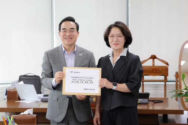 -24일 오후 서울 한국재정정보원에서 추미애도지사가 박홍근 기획예산처 장관에게 경기남부광역철도(도민 청원1호) 등 건의노선 반영을 위한 경기도 현안을 건의하고 있다. (사진 = 경기