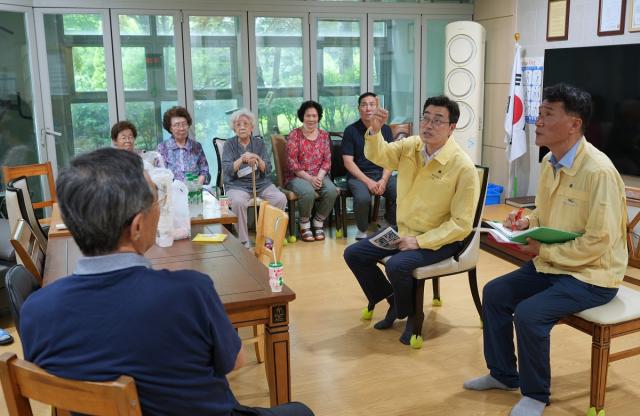 -23일 최원용 평택시장이 폭염 대응 현장점검을 실시하고 있다. (사진 = 평택시)