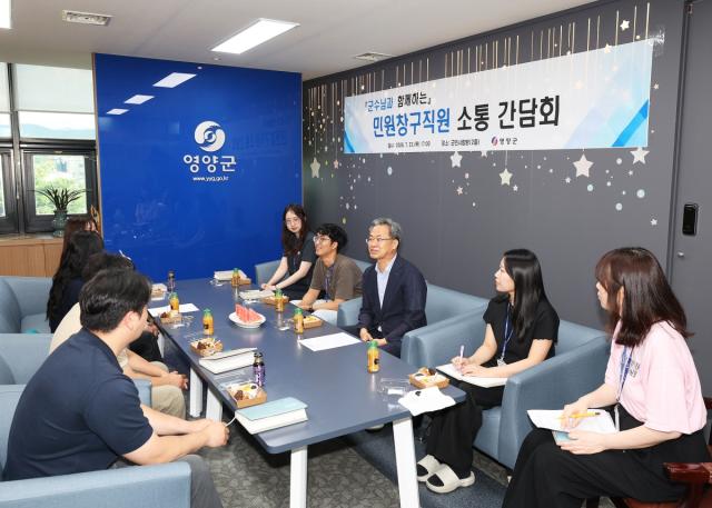 -영양군은 지난 23일 군청 군민사랑방에서 민원창구 직원들과 민원처리와 애로사항 청취와 격려를 위한 간담회를 가졌다고 밝혔다. (사진 = 영양군)