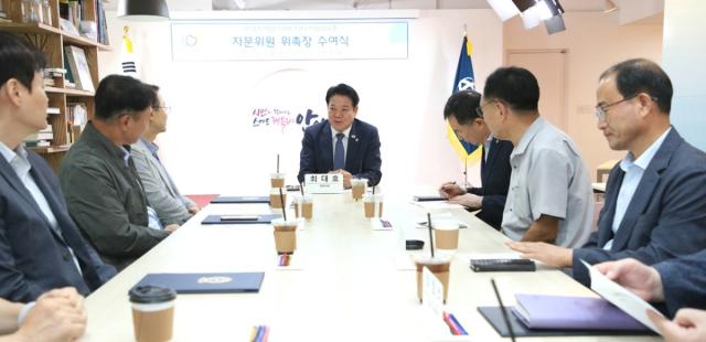 -안양시는 박달스마트시티 조성 사업 추진을 위해 군사시설 및 도시계획분야의 전문가 5명을 자문위원으로 24일 위촉하고 접견실에서 티타임을 갖고 있다. (사진 = 안양시)