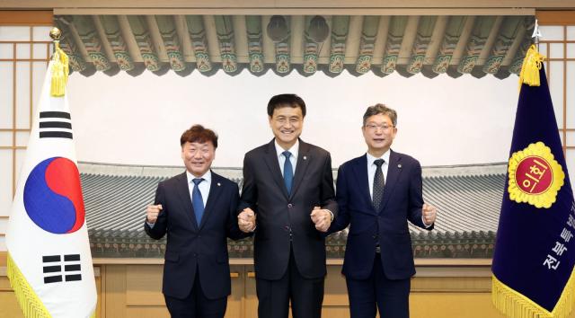 -남종섭 경기도의회 의장이 24일 전북특별자치도의회를 찾아 김희수 전북도의장, 안신일 세종시의장과 정담회 후 기념촬영을 하고 있다. (사진 = 경기도의회)