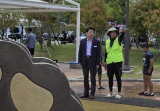 [NSP NEWS Image]박성현 광양시장, 37도 폭염 속 어린이 물놀이시설 긴급 점검… “안전은 현장에서 답 찾는다”