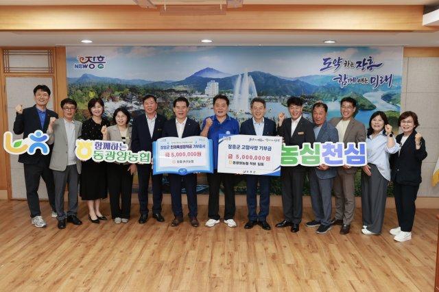 -이돈성 동광양농협 조합장 장흥군에 고향사랑기부금을 전달 하고 있다 (사진 = 동광양농협)