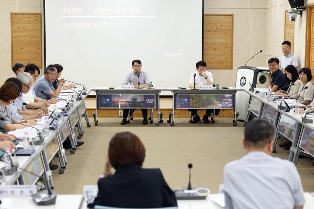 -강진군이 27일 군정 핵심 현안에 대한 실질적인 대책을 마련하기 위해 '브레인스토밍 데이'를 도입해 실시한 간부회의. (사진 = 강진군)