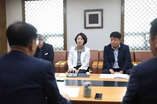 -27일 오후 국토발전전시관에 방문한 추미애 경기도지사가 김윤덕 국토교통부장관을 만나 경기남부광역철도 등에 대해서 건의하고 있다. (사진 = 경기도)